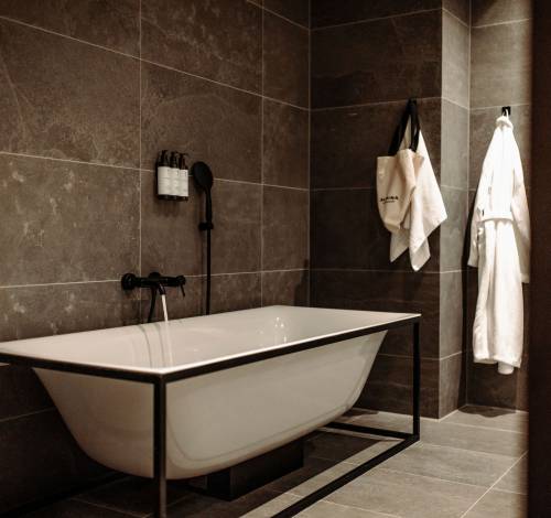 Die Suite im Alpina Alpendorf ist mit einer Badewanne ausgestattet.